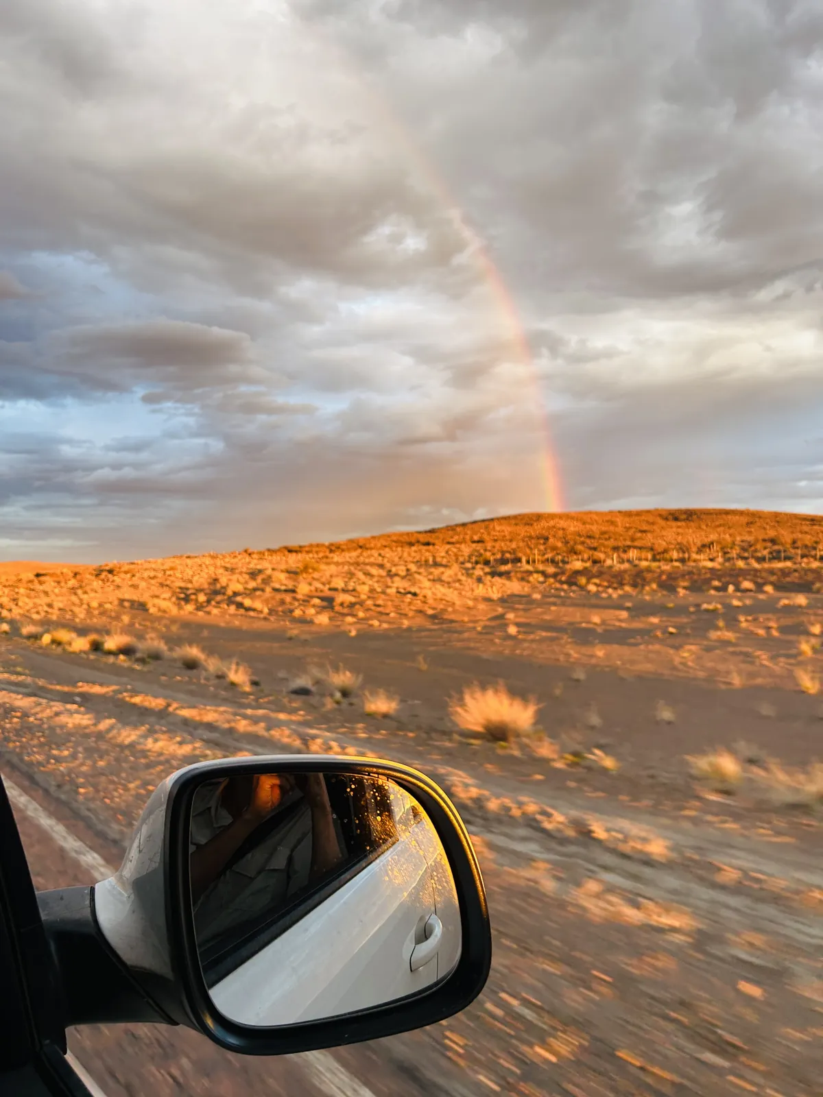 Arcoíris sobre la estepa al atardecer, visto desde un camino de la meseta